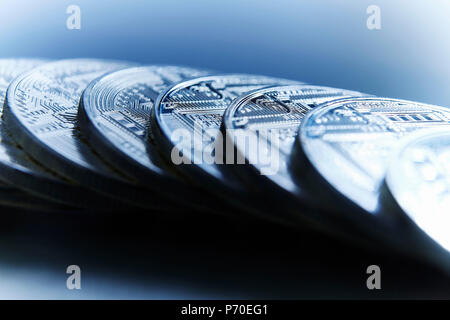 Bitcoins auf blauem Hintergrund Stockfoto