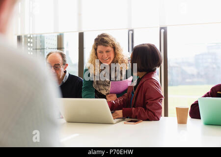 Geschäftsleute in Zimmer Tagung sprechen Stockfoto
