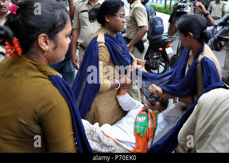 Kolkata, Indien. 03 Juli, 2018. Polizei verhaften Bharatiya Janta Party oder BJP Yuva Morcha oder Jugendorganisation Aktivist bei ihrem Protest gegen angebliche Korruption in der Hochschule Zulassungsverfahren. Credit: Saikat Paul/Pacific Press/Alamy leben Nachrichten Stockfoto