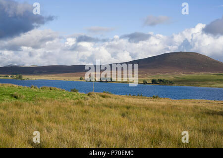 Harperrig, West Lothian, einen Behälter am Rand des Pentland Hills mit Cauldstane Slap darüber hinaus. Stockfoto