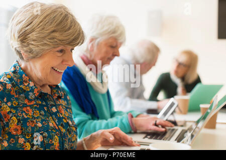 Ältere Frauen mit Laptops im Konferenzraum treffen Stockfoto