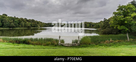 Am Haining, ein ehemaliges Landhaus jetzt Eigentum der Gemeinschaft und als Kulturzentrum und der Park in Selkirk, Scottish Borders. Den See. Stockfoto