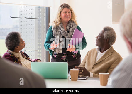 Lächelnd Geschäftsfrau führende Konferenz Zimmer meeting Stockfoto