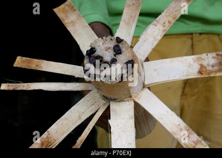 Süßen klebrigen Reis mit schwarzen Bohnen in Bambus als Road Side Snack in Kambodscha gekocht Stockfoto