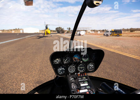 Blick aus dem Cockpit eines R44 Raven Helecopter, von connellan Flughafen, für einen Rundflug über Uluṟu - Kata Tjuṯa National Park, Stockfoto