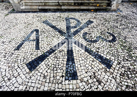 Teil der Hinterhof einer nördlichen Kirche in Portugal mit christlichen Symbolen. Portugiesische Pflaster Stil, ein traditionelles Pflaster in pedestri verwendet Stockfoto
