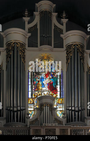 Porto, Portugal - 23. März 2015: Kirchenfenster von Lapa Kirche hinter der schönen Orgel im Chor Stockfoto