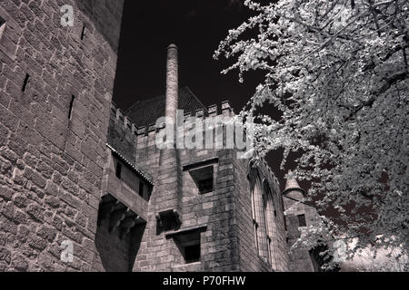 Outdoor architektonischen Details des der Grafen Palace, fünfzehnten Jahrhundert, Guimaraes, Portugal. Ir-Filter verwendet. Stockfoto