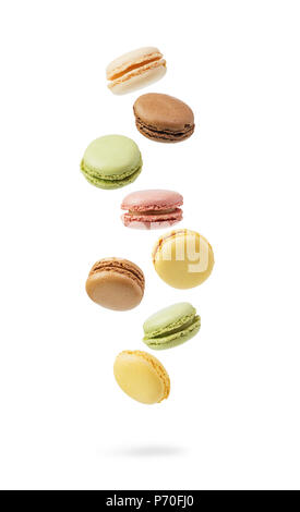 Bunte und fallende Französische Macarons auf weißem Hintergrund Stockfoto