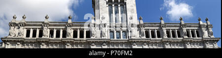 Detaillierte Darstellung der Porto Rathaus, Portugal, Konzentration auf Granit Mädchen Skulpturen Stockfoto