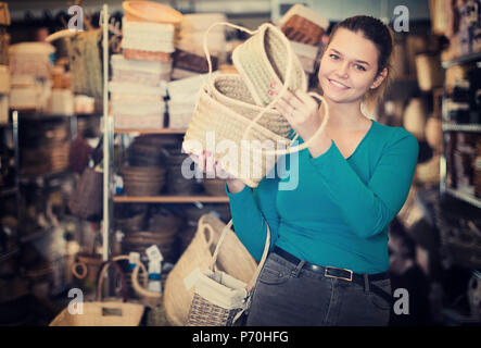 Junge Mädchen Käufer stehen mit weidenkörbe im Shop für Einrichtung Stockfoto