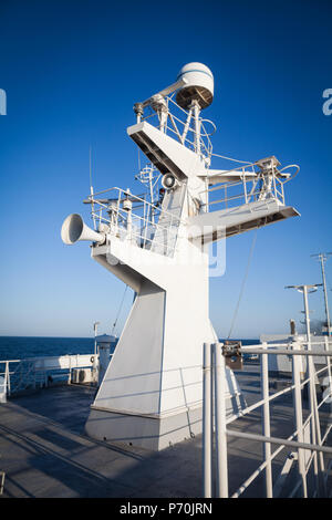 Farbbild des einige Antennen auf dem Deck ein Passagierschiff. Stockfoto