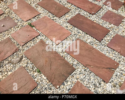 Red Brick block Boden in der Perspektive mit kleinen Steinen entlang der Nut. Stockfoto