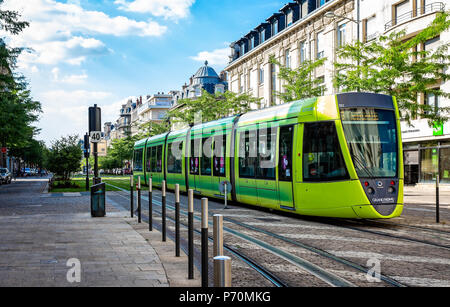 Fluoreszierend grün Straßenbahn in Reims, Burgund, Frankreich am 29. Juni 2018 getroffen Stockfoto