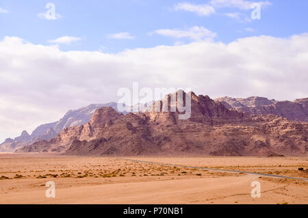 Roter Sand der Wüste. Inspiriert von der Schönheit der Natur Landschaft in der Wüste Stockfoto