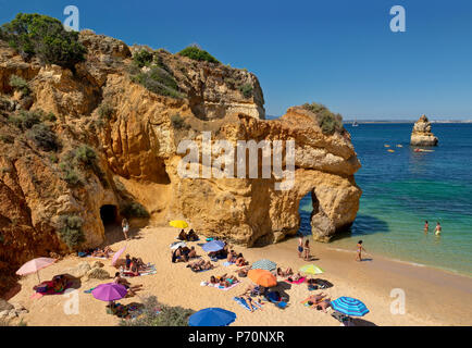 Praia do Camilo im Sommer, Lagos, Algarve, Portugal Stockfoto