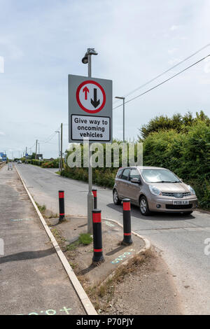 Auto, Ein "Weg der entgegenkommenden Fahrzeuge' Schild in Blackpool, Lancashire geben Stockfoto