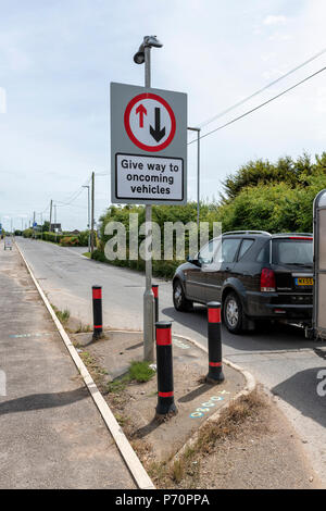 Auto, Ein "Weg der entgegenkommenden Fahrzeuge' Schild in Blackpool, Lancashire geben Stockfoto