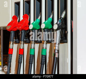 Waffen an der Tankstelle Stockfoto