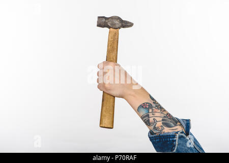 Zugeschnittenes Bild der männlichen Hand Schlüssel isoliert auf weißem Stockfoto