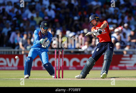 England's Jos Buttler hits a4 beobachtet von Indien Wicketwächter MS Dhoni, während der 1 Vitalität ES Serie 20 Match im Emirates Old Trafford, Manchester. Stockfoto