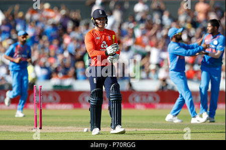 England's Jason Roy sieht niedergeschlagen nach von Indiens Umesh Yadav rollte, während der 1 Vitalität ES Serie 20 Match im Emirates Old Trafford, Manchester. Stockfoto