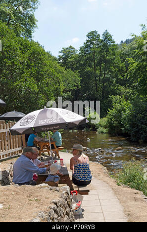 Das fingle Brücke, Drewsteignton, Devon, England, UK. Die das Fingle Bridge Inn ein beliebtes Pub am Ufer des Flusses Teign, Dartmoor National Park Stockfoto