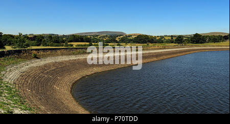 Barrowford Behälter durch Pendle Hill übersehen am Dienstag 3.7.18 zeigt die niedrige Wasserstände. Dieses Reservoir versorgt die Leeds und Liverpool canal. Stockfoto