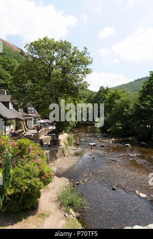 Das fingle Brücke, Drewsteignton, Devon, England, UK. Die das Fingle Bridge Inn ein beliebtes Pub am Ufer des Flusses Teign, Dartmoor National Park Stockfoto