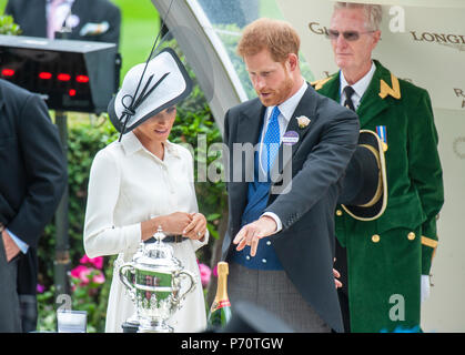 Der Herzog und die Herzogin von Sussex an den ersten Tag des Royal Ascot 2018. Stockfoto