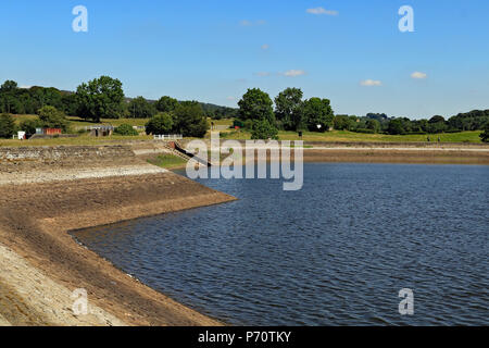 Barrowford Behälter gegen Foulridge am Dienstag 3.7.18 zeigt die niedrige Wasserstände. Dieses Reservoir versorgt die Leeds und Liverpool canal. Stockfoto