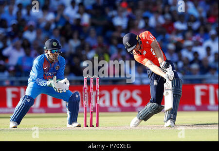 England's Jos Buttler Erfolge heraus, sondern aus dem Bowling von kuldeep Yadav gefangen, während der 1 Vitalität ES Serie 20 Match im Emirates Old Trafford, Manchester. Stockfoto