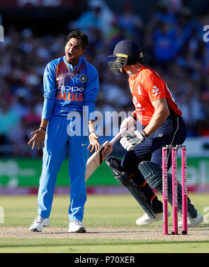 Indiens Kuldeep Yadav zeigt seine Frustration an einen Heruntergefallenen fangen, wie Englands Jos Buttler macht läuft, während der 1 Vitalität ES Serie 20 Match im Emirates Old Trafford, Manchester. Stockfoto