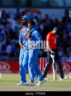 Indiens Kuldeep Yadav (rechts), feiert die wicket von Englands Eoin Morgan, während der 1 Vitalität ES Serie 20 Match im Emirates Old Trafford, Manchester. Stockfoto