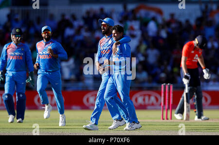 Indiens Kuldeep Yadav (rechts), feiert die wicket von Englands Eoin Morgan, während der 1 Vitalität ES Serie 20 Match im Emirates Old Trafford, Manchester. Stockfoto