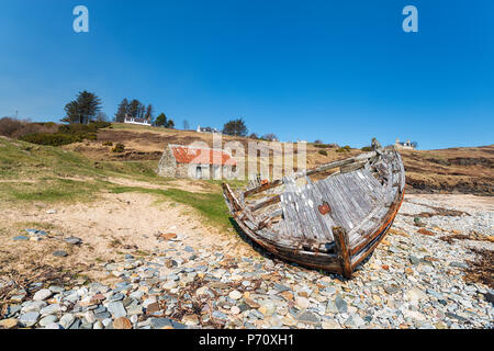 Einem alten Boot Rumpf auf dem Strand bei Talmine Bay an der Nordküste von Schottland Stockfoto