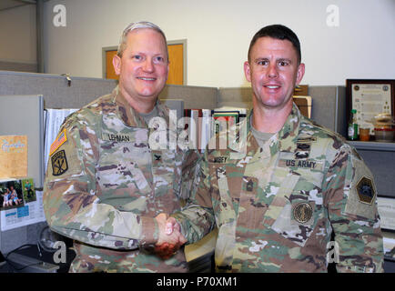 Master Sgt. Brandon S. Morey, rechts, Assistant Inspector General im Büro des Oregon National Guard's Inspector General, gratuliert von Oberst Robert J. Lehman, Inspector General, 12. Mai, nachdem er Runner-up in der renommierten Abteilung der Armee Oberinspektor Noncommissioned Officer des Jahres Wettbewerb vor kurzem. Morey, von Dixon, Illinois, Auszeichnung im April auf der National Guard Bureau Inspector General Soldat des Jahres dem Schuß auf die US-Armee Contest zu erwerben. Stockfoto