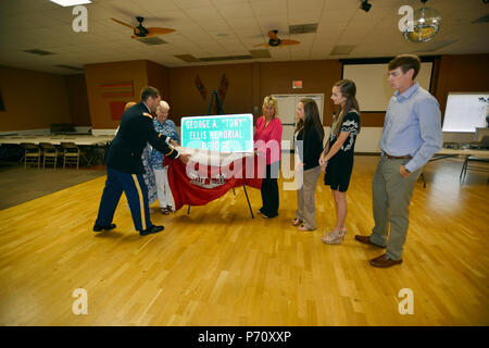 Die Familie von Tony Ellisi enthüllt ein neues Zeichen, das seinen Namen trägt. Die US Highway 62 Brücke über dem Tennessee River unterhalb Kentucky Dam wurde wieder in Erinnerung und zu Ehren des ehemaligen US-Armee Korps der Ingenieure Kentucky Lock Resident Engineer George A. (Tony) Ellis 30. Mai 2017 genannt. Stockfoto