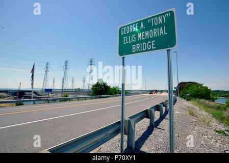 Die US Highway 62 Brücke über dem Tennessee River unterhalb Kentucky Dam wurde wieder in Erinnerung und zu Ehren des ehemaligen US-Armee Korps der Ingenieure Kentucky Lock Resident Engineer George A. (Tony) Ellis Dienstag genannt. Stockfoto