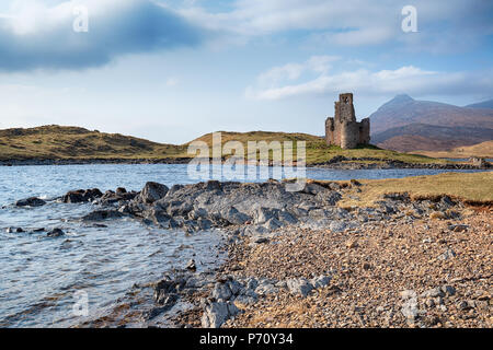 Die Ruinen von Ardvreck Castle am Ufer des Loch Assynt Stockfoto