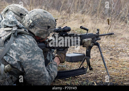 Soldaten aus dem 6. Brigade Engineer Battalion, 4th Infantry Brigade Combat Team (Airborne), 25 Infanterie Division, Unterstützungsfeuer während einer Live-fire Angriff als Teil der Eiche Rand, 10. Mai 2017, in der Donnelly Training Area in der Nähe von Fort Greely, Alaska. (John pennell/U.S. Armee) Stockfoto