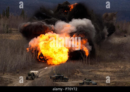Soldaten aus dem 6. Brigade Engineer Battalion, 4th Infantry Brigade Combat Team (Airborne), 25 Infanterie Division detonieren eine Mine Clearing Line (MICLIC) während einer Live-fire Angriff als Teil der Eiche Rand, 10. Mai 2017, in der Donnelly Training Area in der Nähe von Fort Greely, Alaska. Die MICLIC ist ca. 1.500 Pfund Rakete geliefert C-4 verwendet einen Pfad durch Hindernisse, die etwa 100 Meter lange und acht Meter breite zu löschen. (John pennell/U.S. Armee) Stockfoto