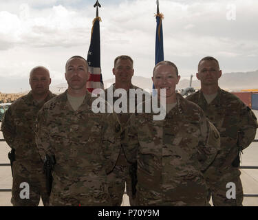 (Von links nach rechts) Master Sgt. Aaron Lesher, 455Th Expeditionary Logistik Bereitschaft Squadron, Master Sgt. Troy Dubois, 455Th Expeditionary Sicherheitskräfte Squadron, Master Sgt. James Pruitt, 455Th Expeditionary Medical Group, Lisa Hietpas, 455Th Expeditionary Operations, und Senior Master Sgt. Michael Martin, 455Th Expeditionary Maintenance Squadron, sind alle First sergeants von Barksdale Air Force Base, La., der Flughafen Bagram, Afghanistan, zur gleichen Zeit. Stockfoto