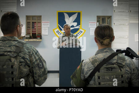 Us Air National Guard Master Sgt. Oscar Espinosa, 407 Expeditionary Sicherheitskräfte Flug Chief, Mitte, gibt Anweisungen zum Flieger und US-Marines während einer guardmount Briefing 10. Mai 2017, in Südwestasien. Espinosa, Scots Guards mit der 254Th Security Forces Squadron von Andersen Air Force Base, eingesetzt zur Unterstützung der Operation inhärenten Lösen, Koordinaten Gate Guard und Patrol Teams aus beiden Dienstleistungen und internationale Koalition Mitglieder. Stockfoto