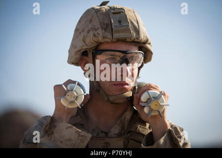 MARINE CORPS AIR - BODENKAMPF ZENTRUM Twentynine Palms, Kalifornien - Lance Cpl. Lukas Holbrook, eine mortarman mit Waffen Firma, 1.BATAILLON, 8 Marine Regiment, wartet weg zu führen 81mm Mörser während eines verwendet werden verstärkt Unternehmen Angriff an Reichweite 400 an Bord Marine Corps Air Ground Combat Center, Twentynine Palms, Kalifornien, am 10. Mai 2017. Teil der integrierten Ausbildung Exericse 3-17, Marines mit 1 Mrd. Euro., 8 Marines, leitete eine Firma Angriff durch Maschinengewehre, Fahrzeuge, Mörtel und Scharfschützen verstärkt. ITX 3-17 ist ein Training Entwicklung führte fünf Mal im Jahr zu den leth verbessern Stockfoto