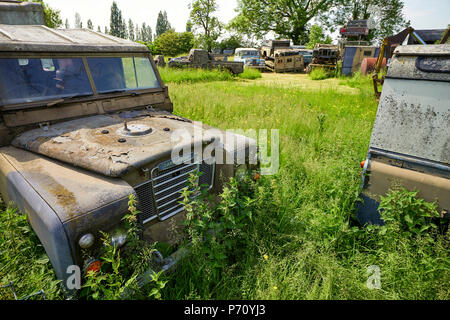 Alten Land Rover Verteidiger in einem Hof in der Nähe von Hack Grün in Cheshire Stockfoto