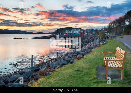 Einen atemberaubenden Sonnenuntergang über dem Fischerdorf Shieldaig in der Nähe von viersen auf der NC 500 touristische Route in Schottland Stockfoto