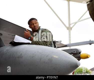 Kapitän Douglas Jenkins, eine F-16 Flugschüler, 149. der Texas Air National Guard Fighter Wing zugeordnet, Aufzeichnungen Flugdaten nach der Rückkehr von seinem zugewiesenen Mission während Coronet Kaktus in Davis-Monthan Air Force Base, Ariz., 9. Mai 2017. Coronet Cactus ist eine jährliche Veranstaltung, die Mitglieder der 149 Fighter Wing, an Joint Base San Antonio-Lackland, Texas, nach Tucson, Arizona mit Sitz in einer Bereitstellung Übung teilzunehmen. (Air National Guard Stockfoto