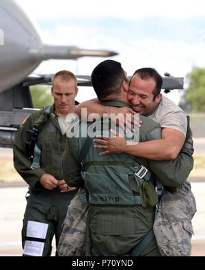 Staff Sgt. Tony Perez, eine Mannschaft Leiter der 149 Fighter Wing, Air National Guard zugeordnet, umarmt sein Mitarbeiter, Tech. Sgt. Vincent Salazar, ein Avionik Specialist, nachdem Salazar's Rückkehr von seiner incentive Flug während der Coronet Kaktus in Davis-Monthan Air Force Base, Ariz., 9. Mai 2017. Coronet Cactus ist eine jährliche Veranstaltung, die Mitglieder der 149 Fighter Wing, an Joint Base San Antonio-Lackland, Texas, nach Tucson, Arizona mit Sitz in einer Bereitstellung Übung teilzunehmen. (Air National Guard Stockfoto