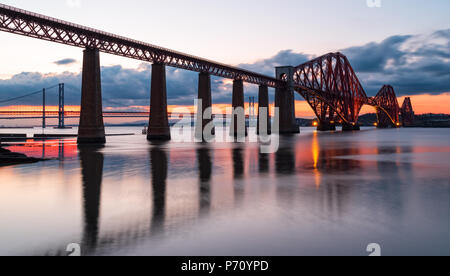 Sonnenuntergang über die Forth Brücke von Queensferry in der Nähe von Edinburgh in Schottland Stockfoto